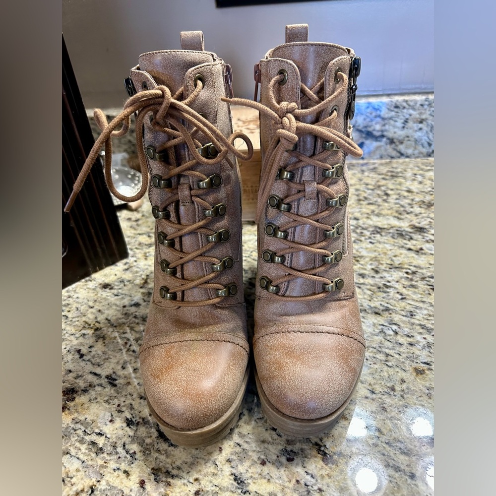 G by Guess Lace Up Boots in Women’s Sz 9